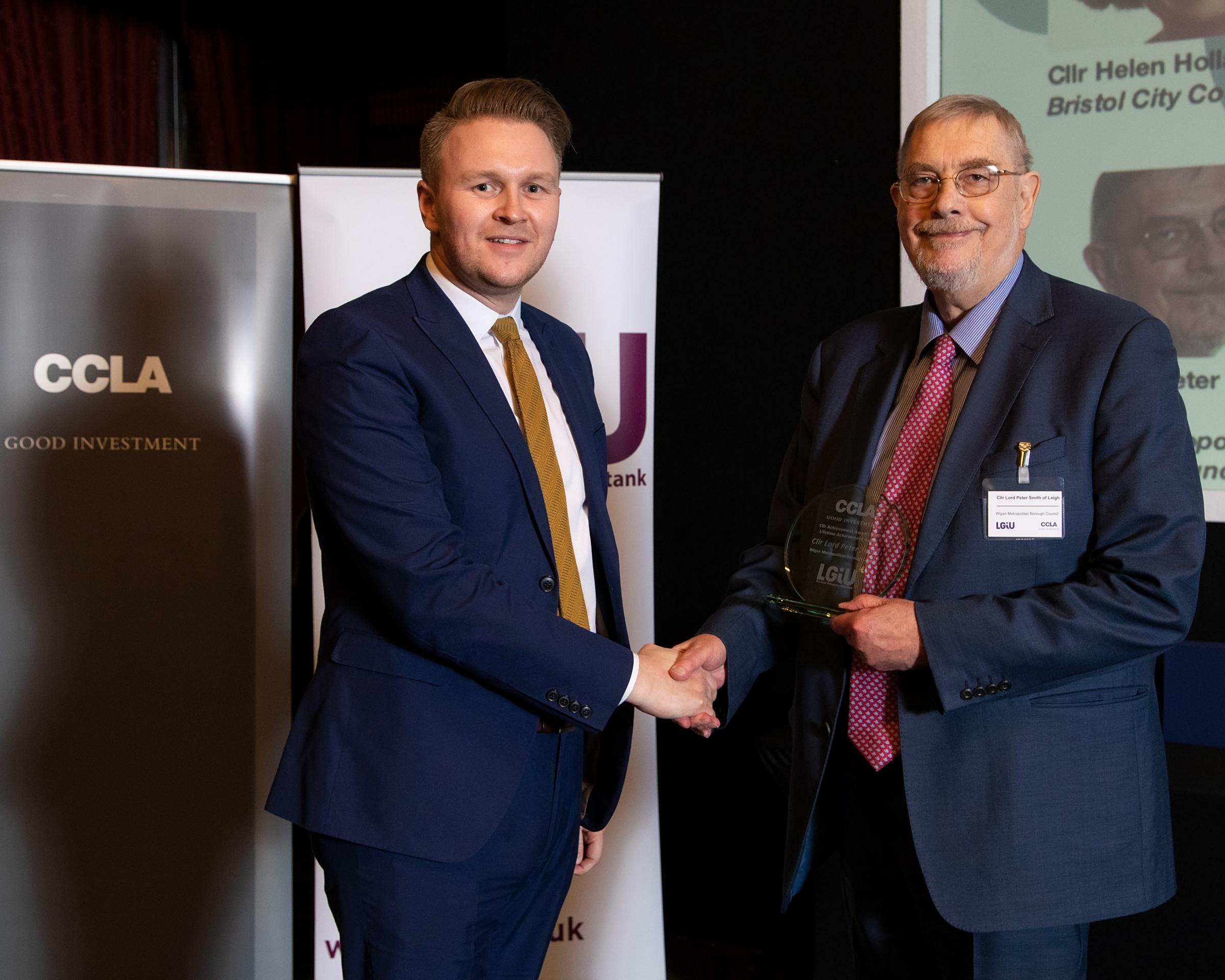 Lord Peter Smith receiving his award from LGiU chair Cllr Michael Payne in 2019